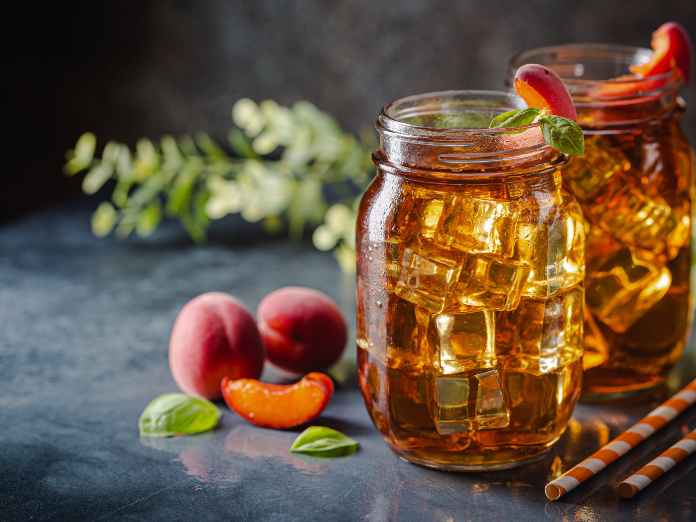 Холодный чай со льдом на столе с абрикосами