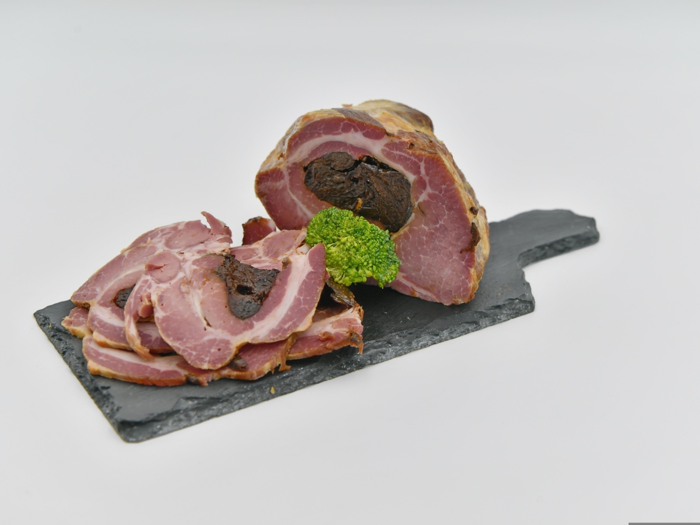 Запеченное мясо с черносливом на сером фоне