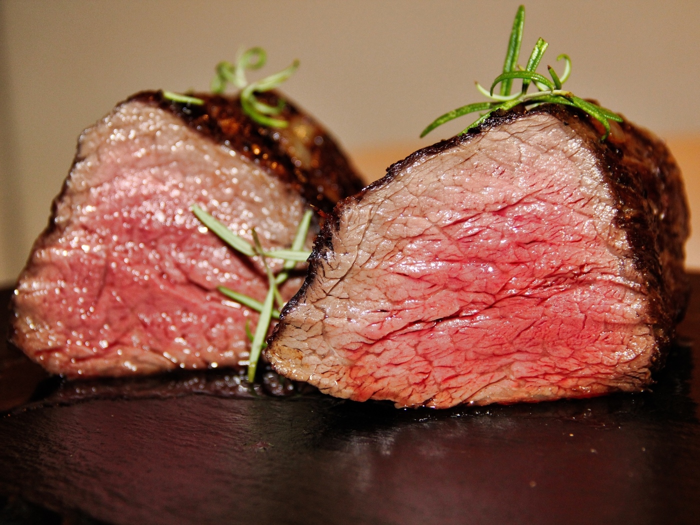 Сочный стейк с кровью на столе