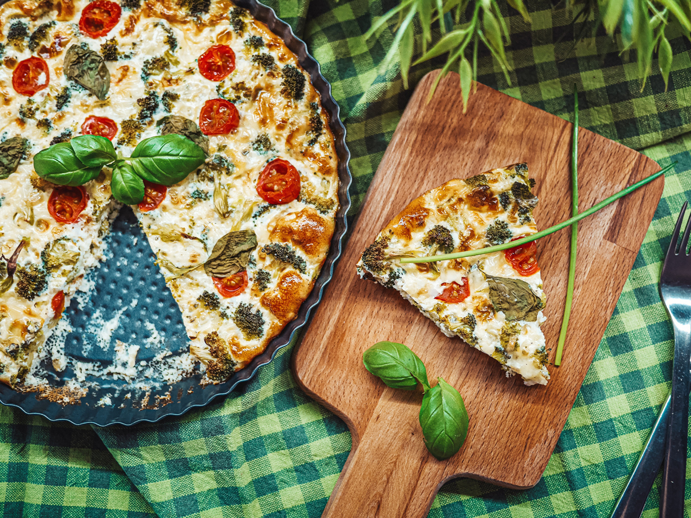 Пицца с сыром и помидорами на доске