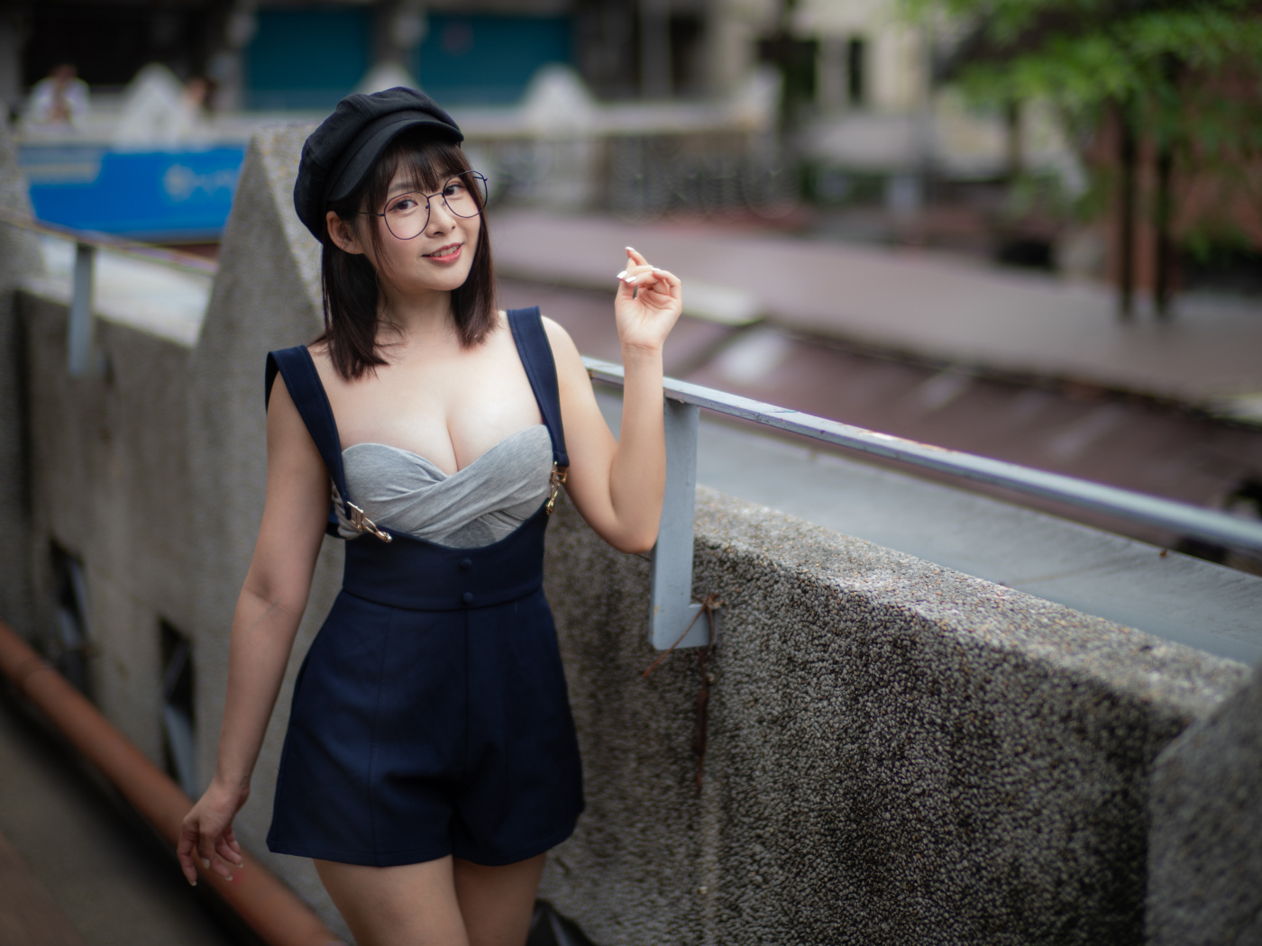 Девушка азиатка в берете и очках 