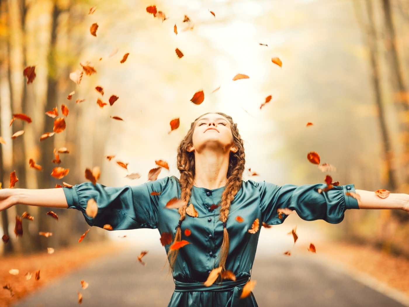 Красивая девушка любит осенние листья