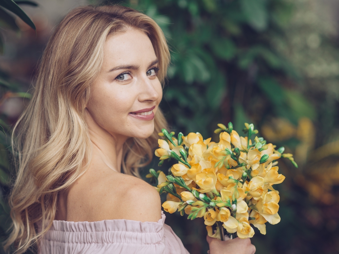 Милая девушка с букетом желтых цветов в руках
