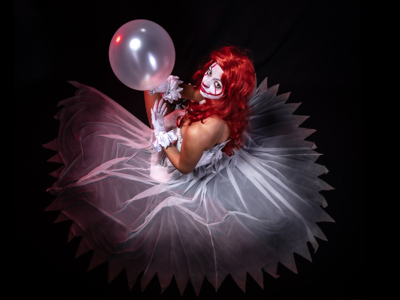 Девушка в белом платье с гримом клоуна 
