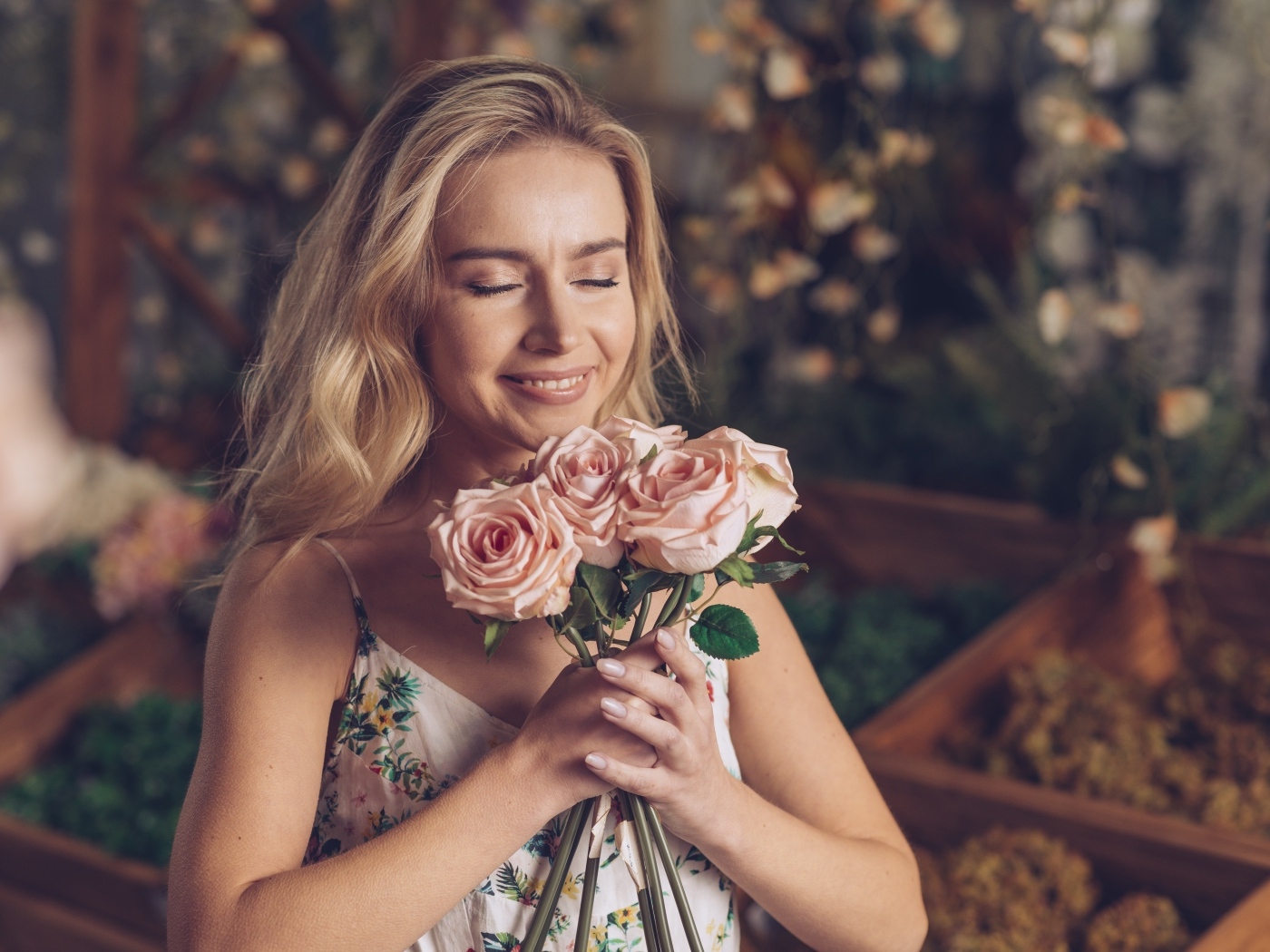 Девушка с букетом роз с закрытыми глазами