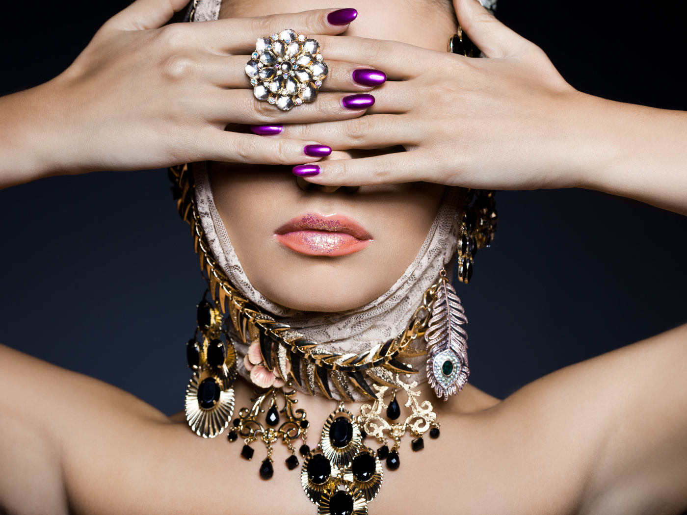 Девушка с дорогими украшениями закрыла лицо