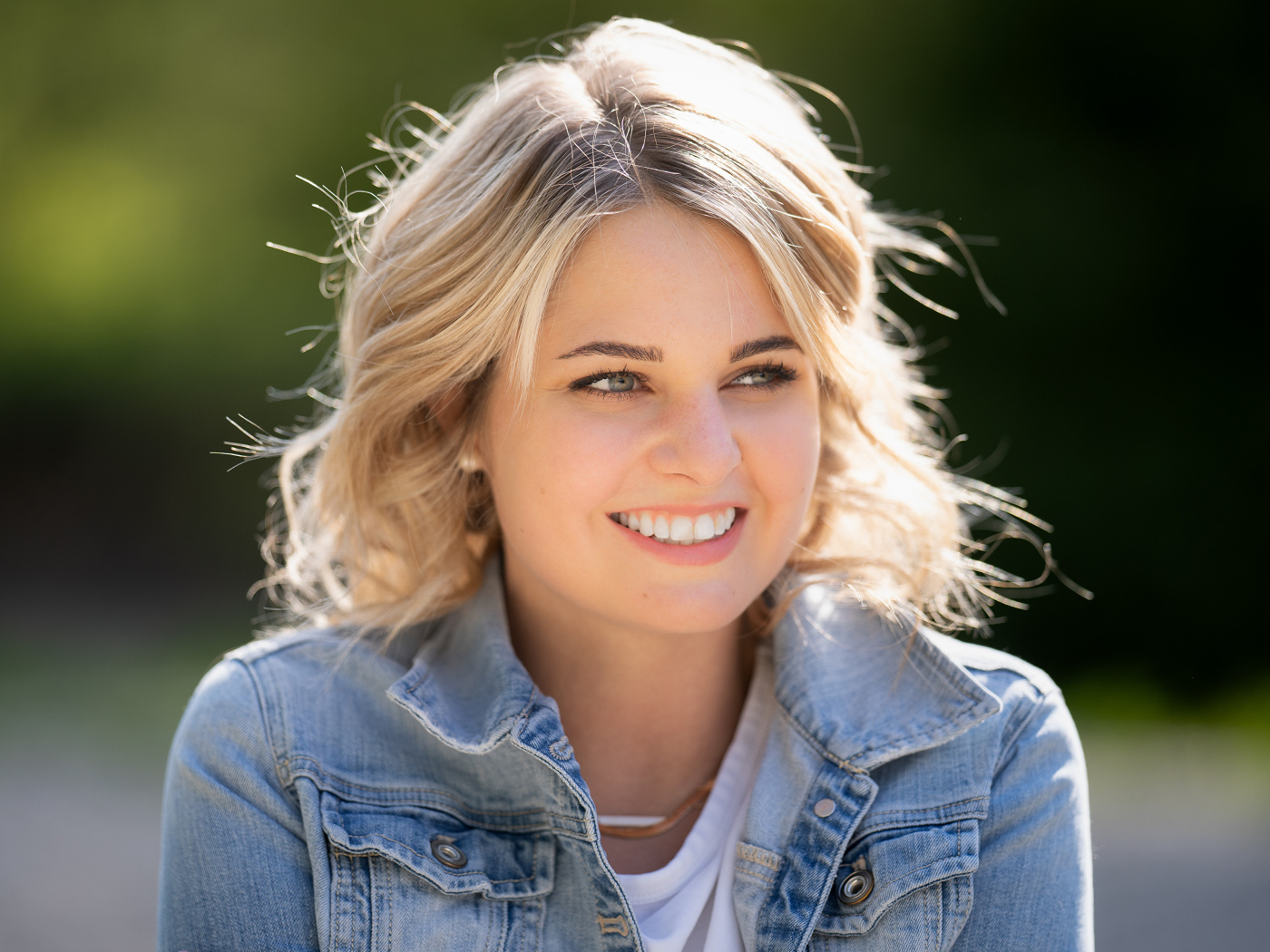 Улыбающаяся блондинка с красивыми белыми зубами