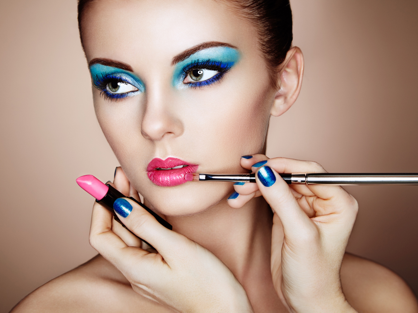 Девушке делают красивый яркий макияж