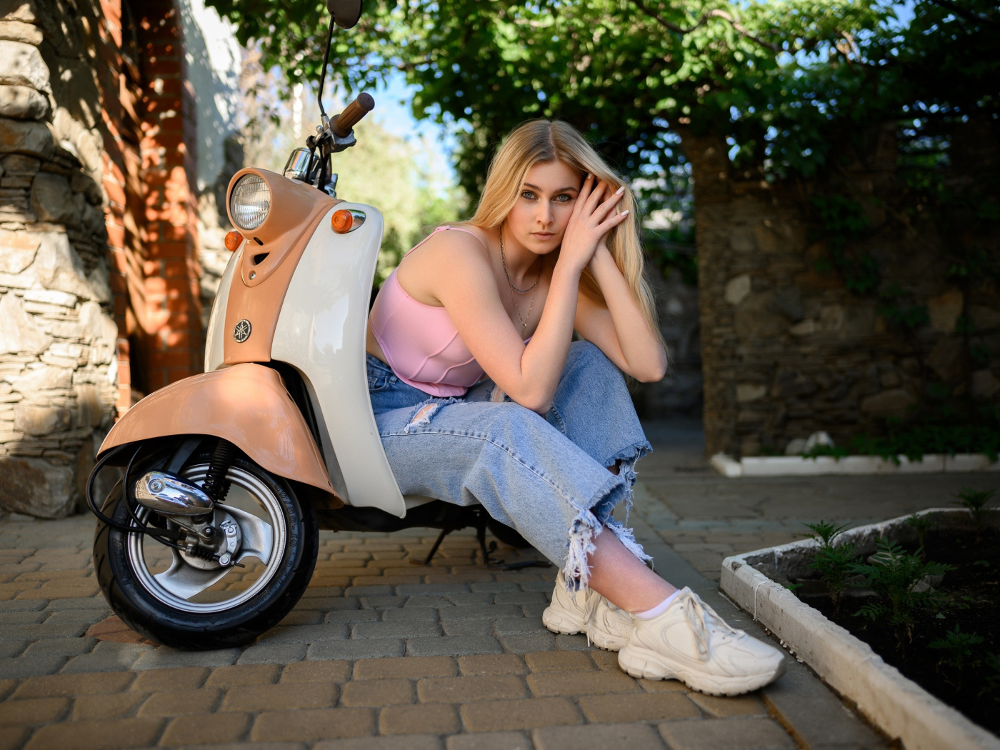 Молодая блондинка с мотоциклом 