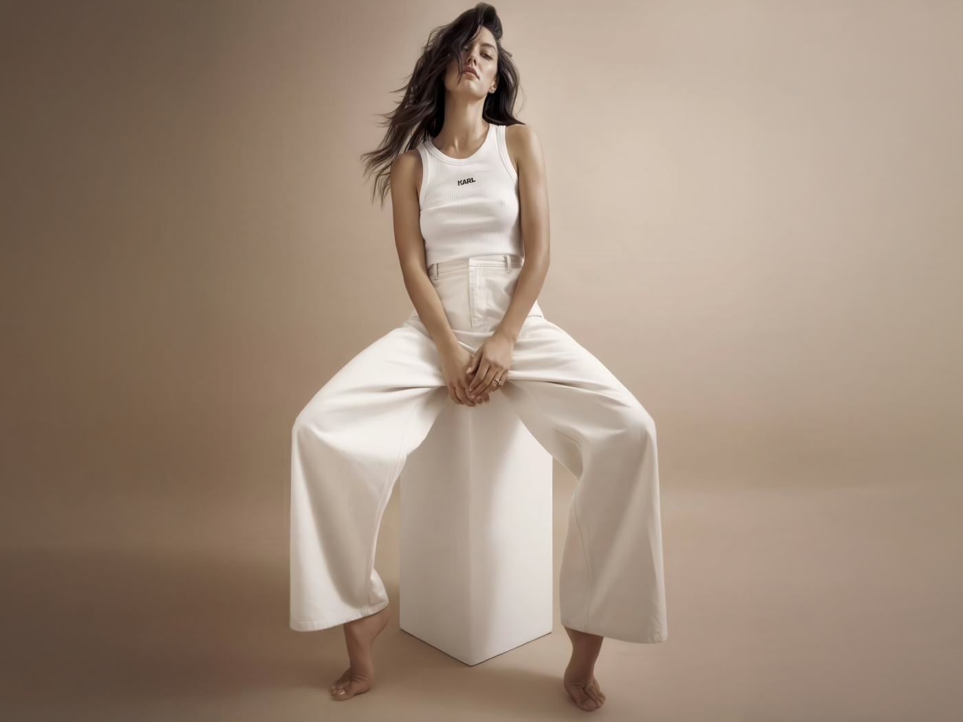 Модель Ребекка Мир в белом костюме