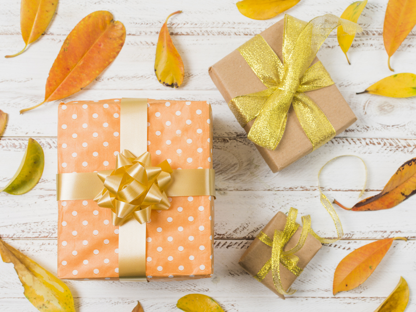 Подарки с опавшими листьями на столе