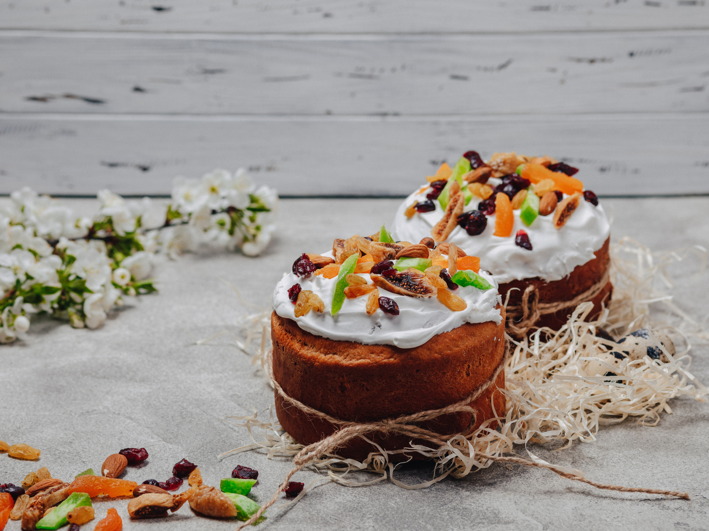 Два пасхальных кулича украшены цукатами