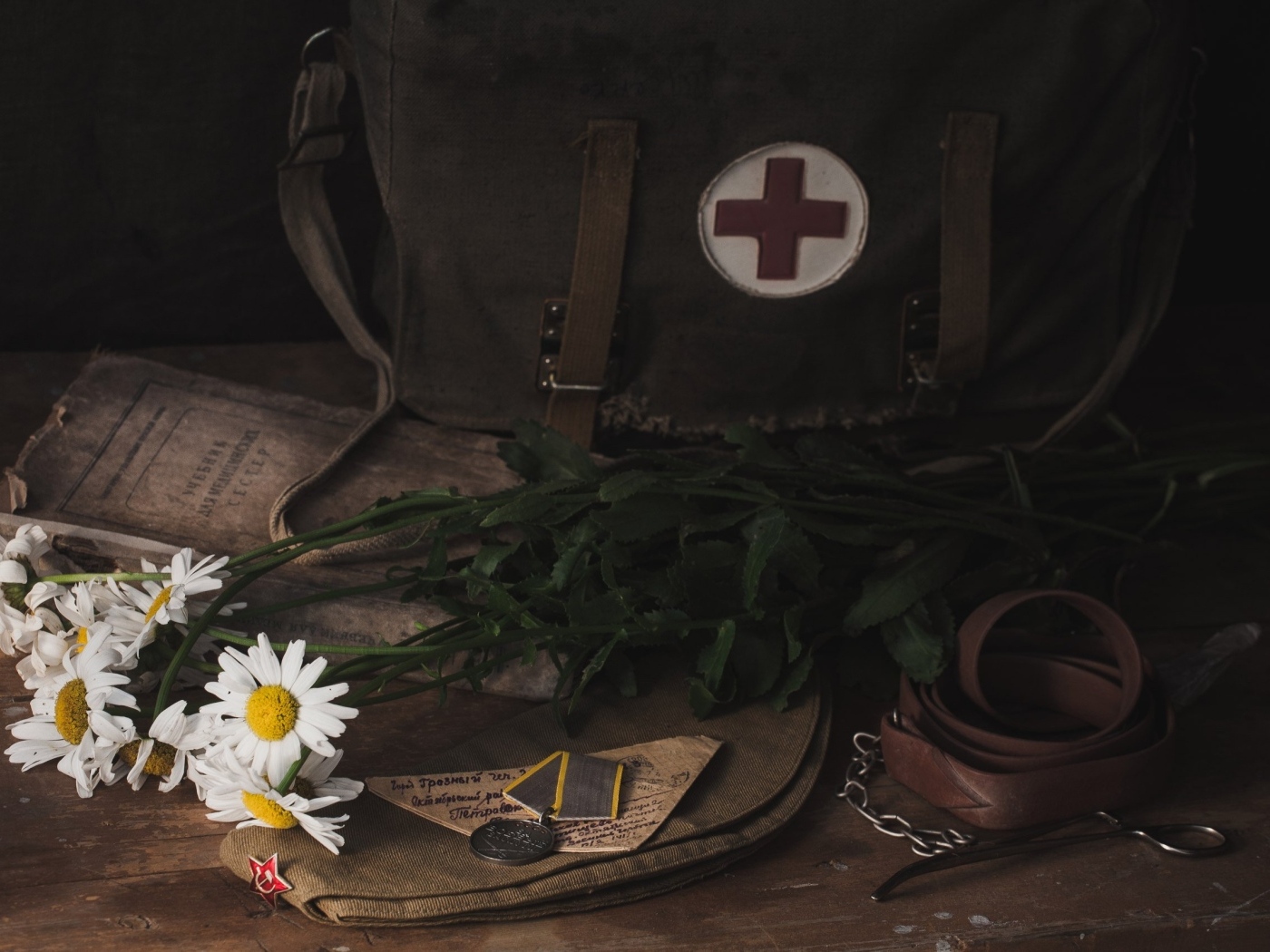Букет ромашек, сумка медсестры и письмо с медалью на День победы