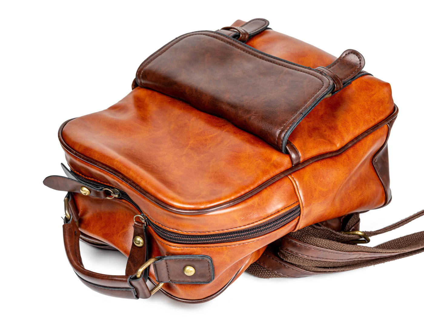 Кожаный школьный рюкзак на белом фоне