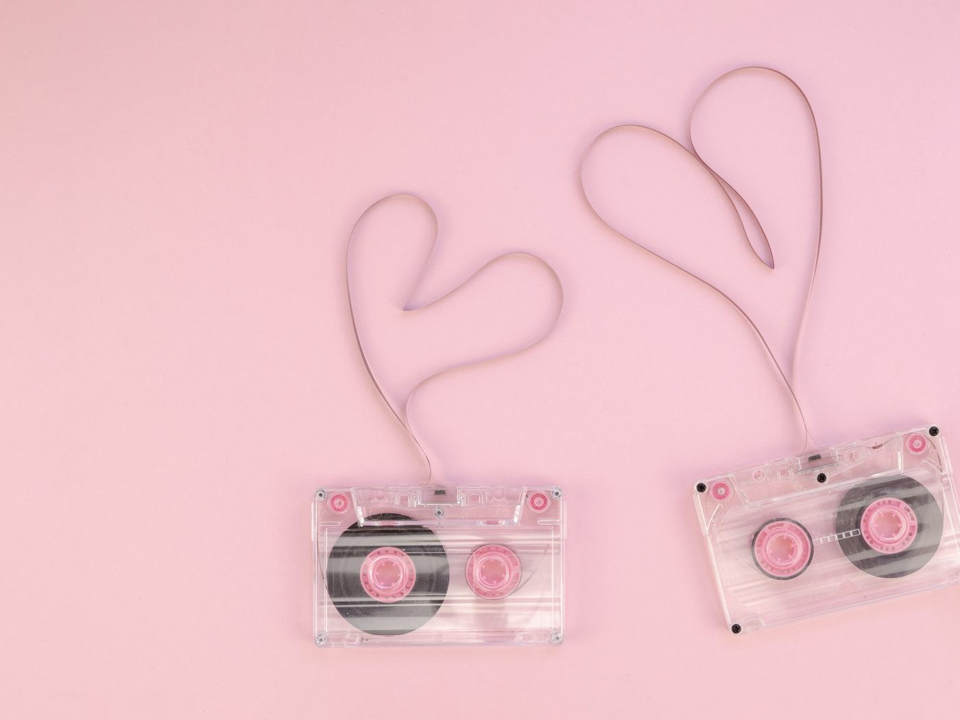 Сердечки из кассетной ленты на розовом фоне