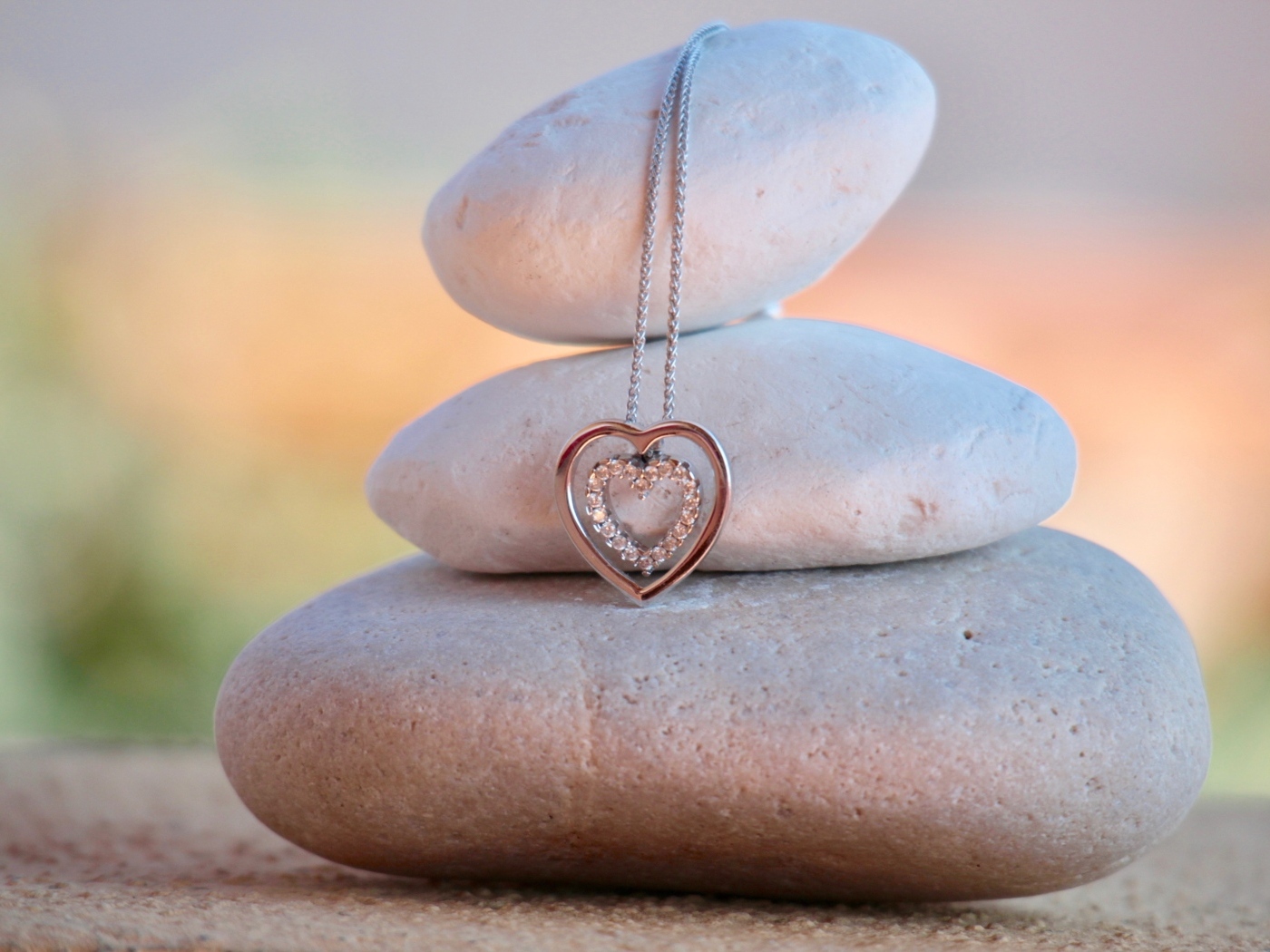 Кулон в форме сердца на камнях