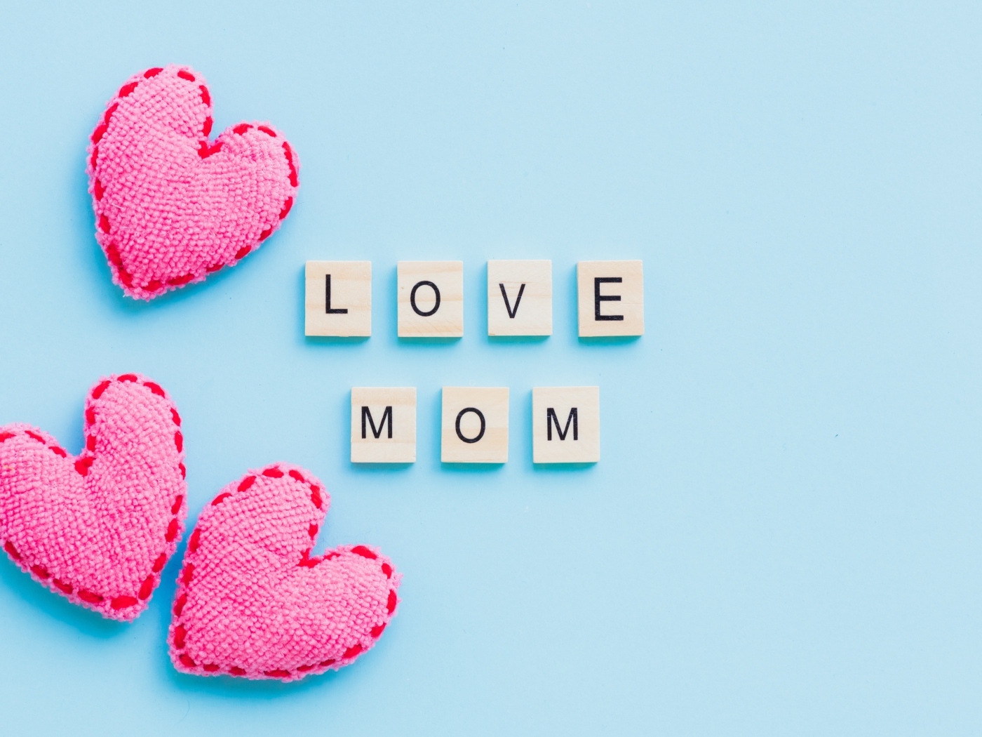 Сердечки и надпись Я люблю маму на голубом фоне