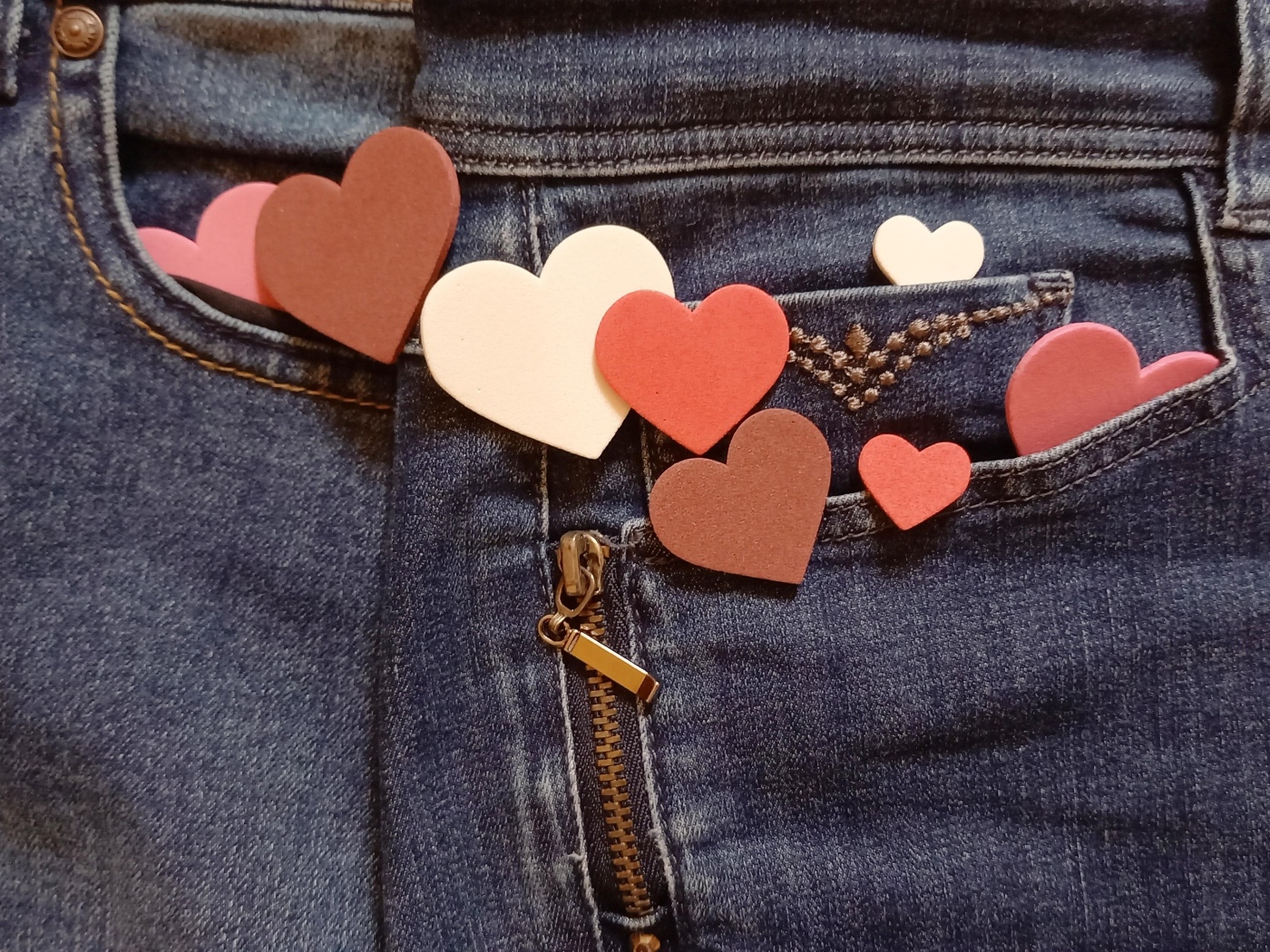 Маленькие красные сердечки в карманах джинсов