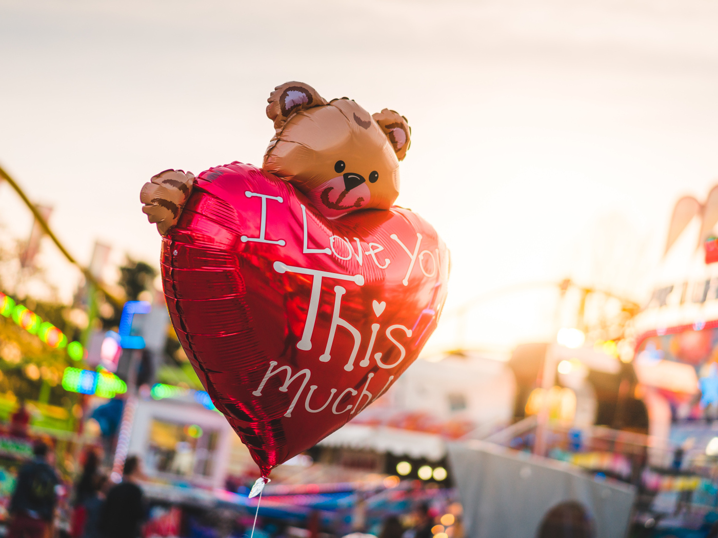 Воздушный шарик плюшевый мишка с сердцем для любимой