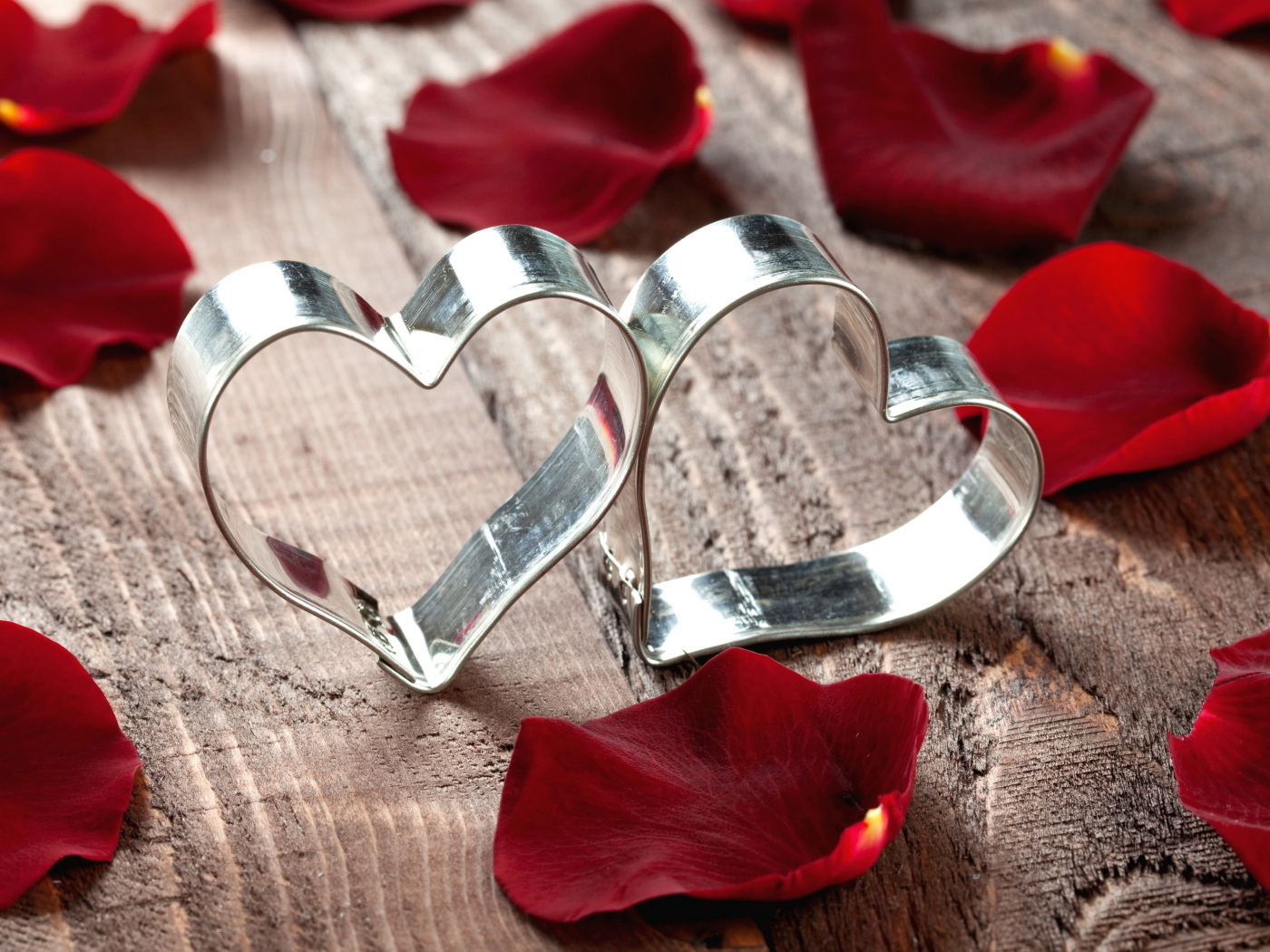 Две формочки в форме сердца с красными лепестками розы