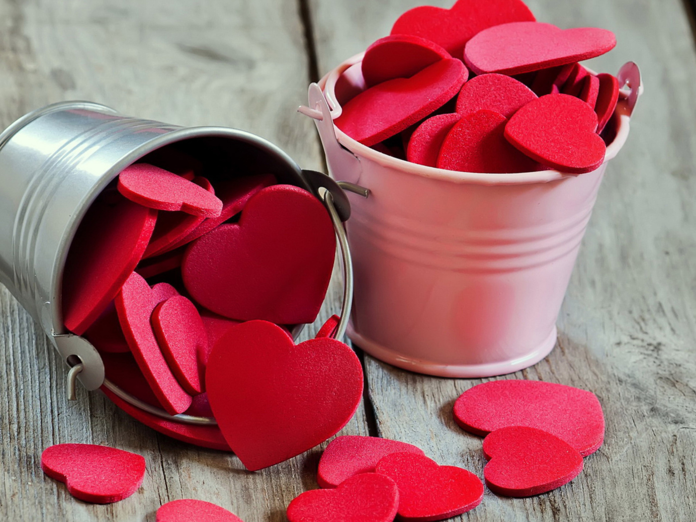 Два маленьких ведра с красными сердечками