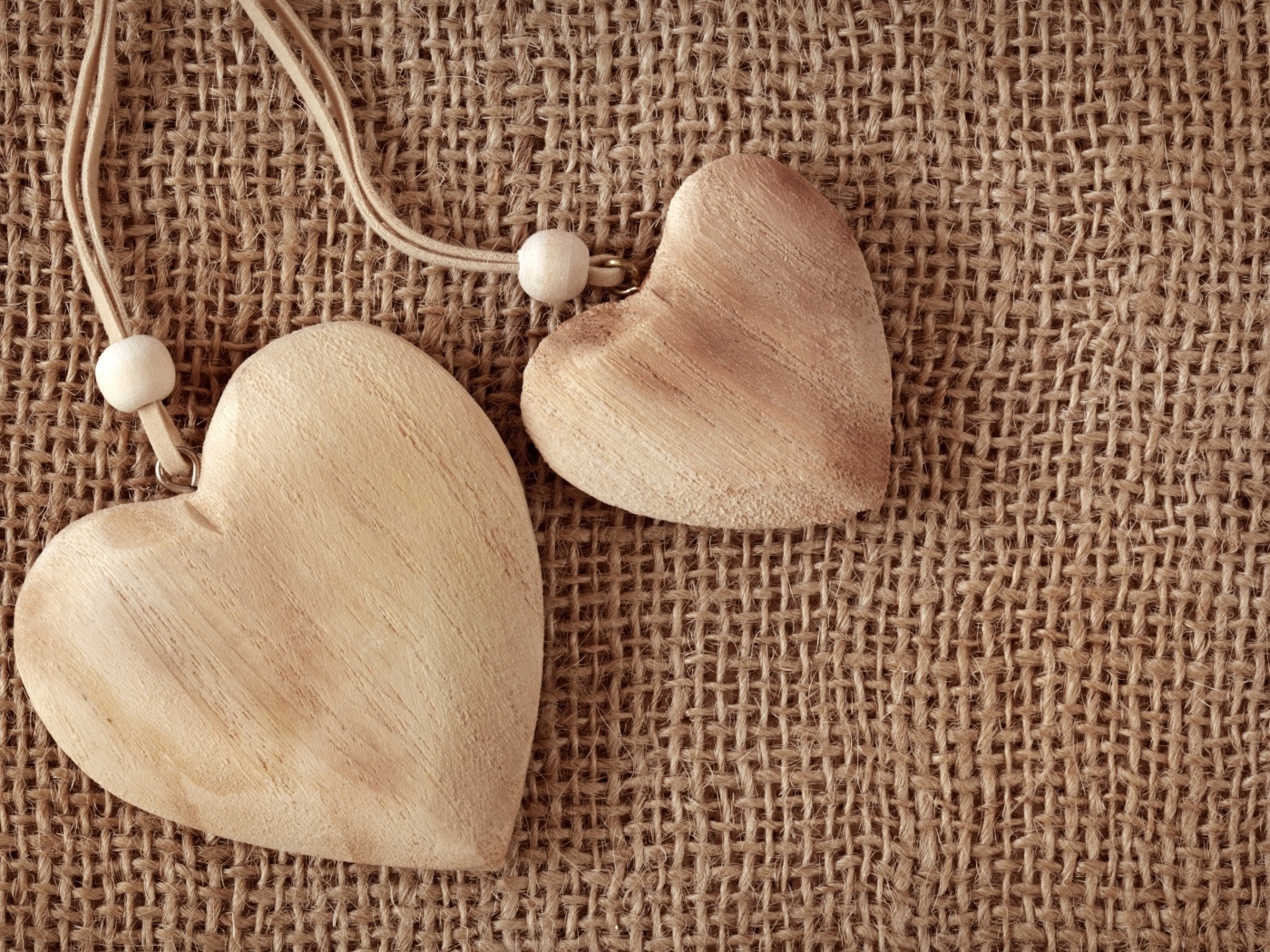 Два деревянных сердца на ткани