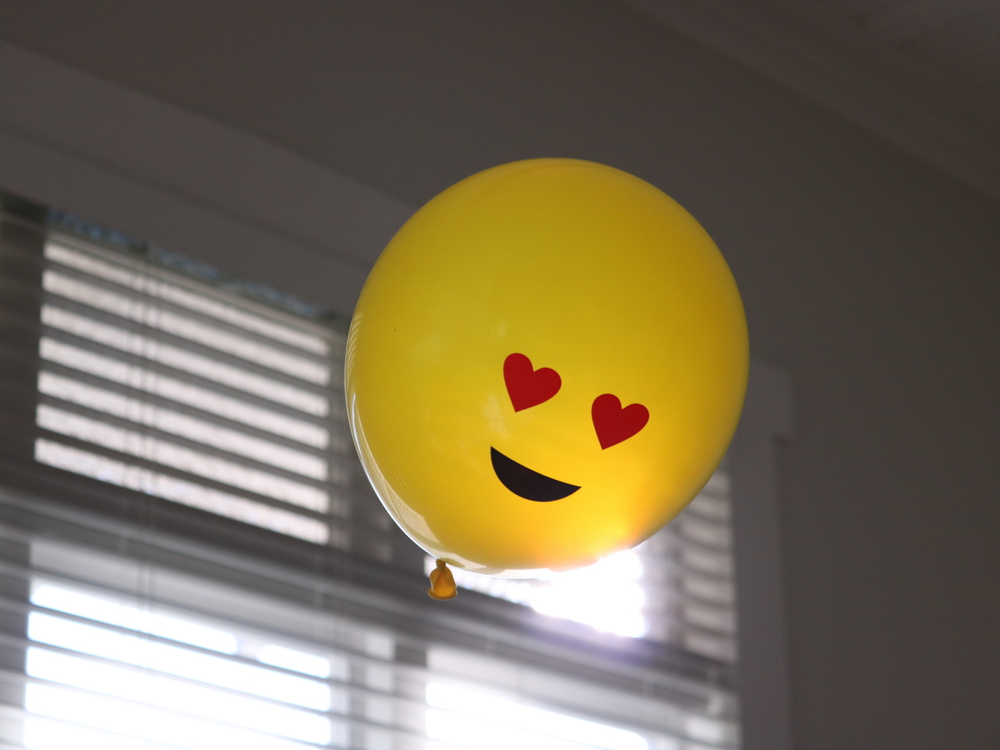 Желтый воздушный шарик с глазами в форме сердца