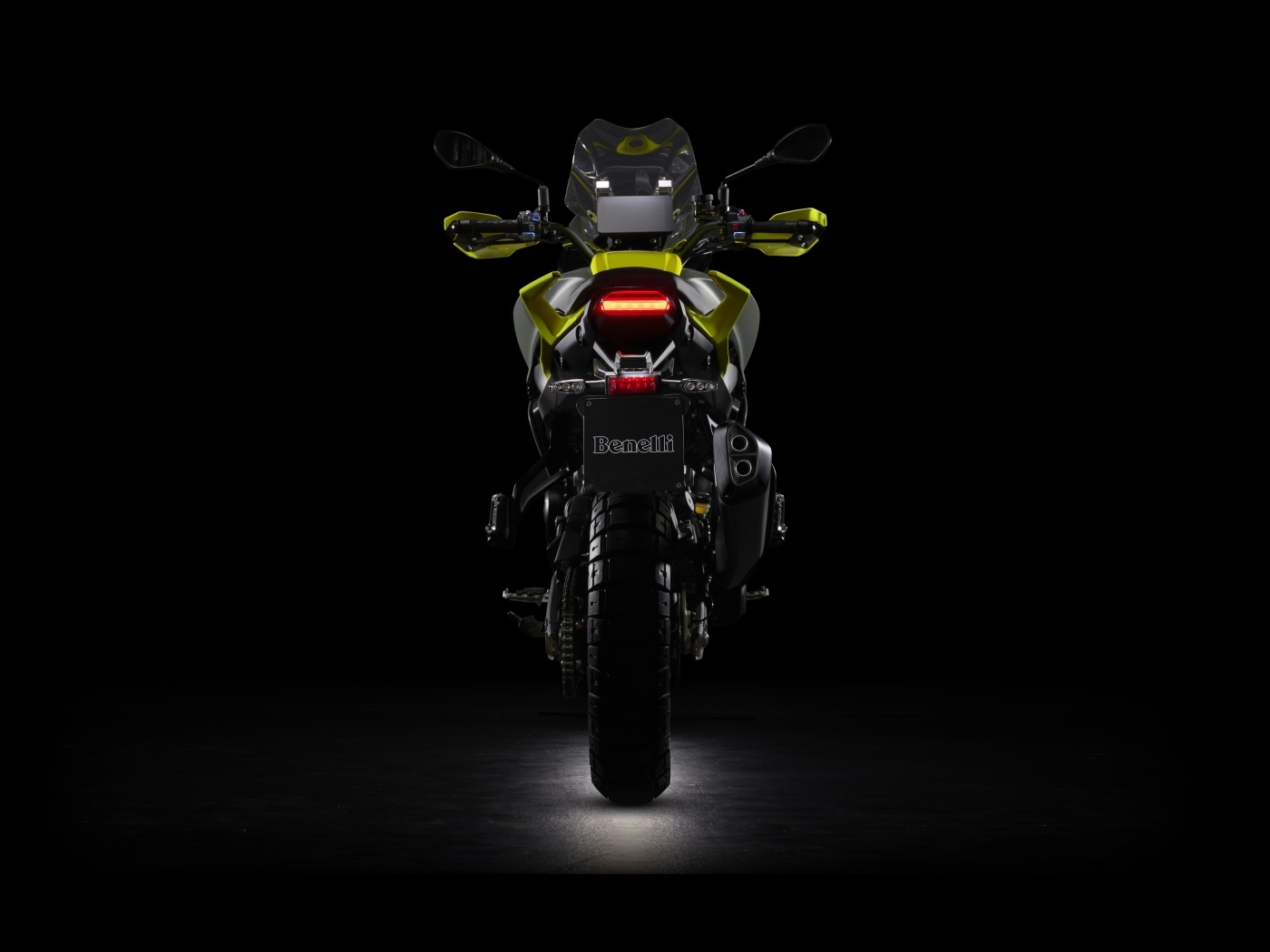 Мотоцикл Benelli TRK 800 на черном фоне