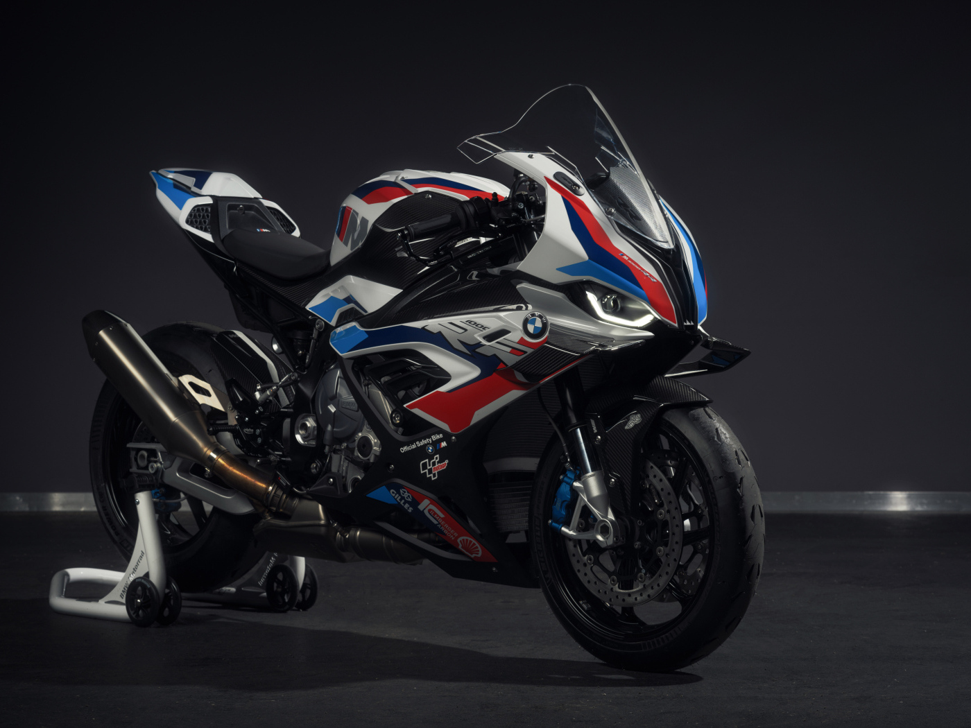 Большой спортивный мотоцикл bmw