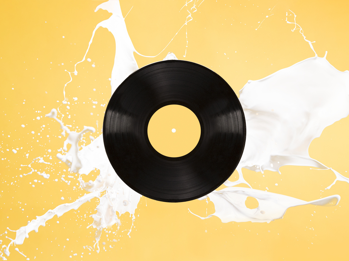 Черная пластинка с белой краской на желтом фоне