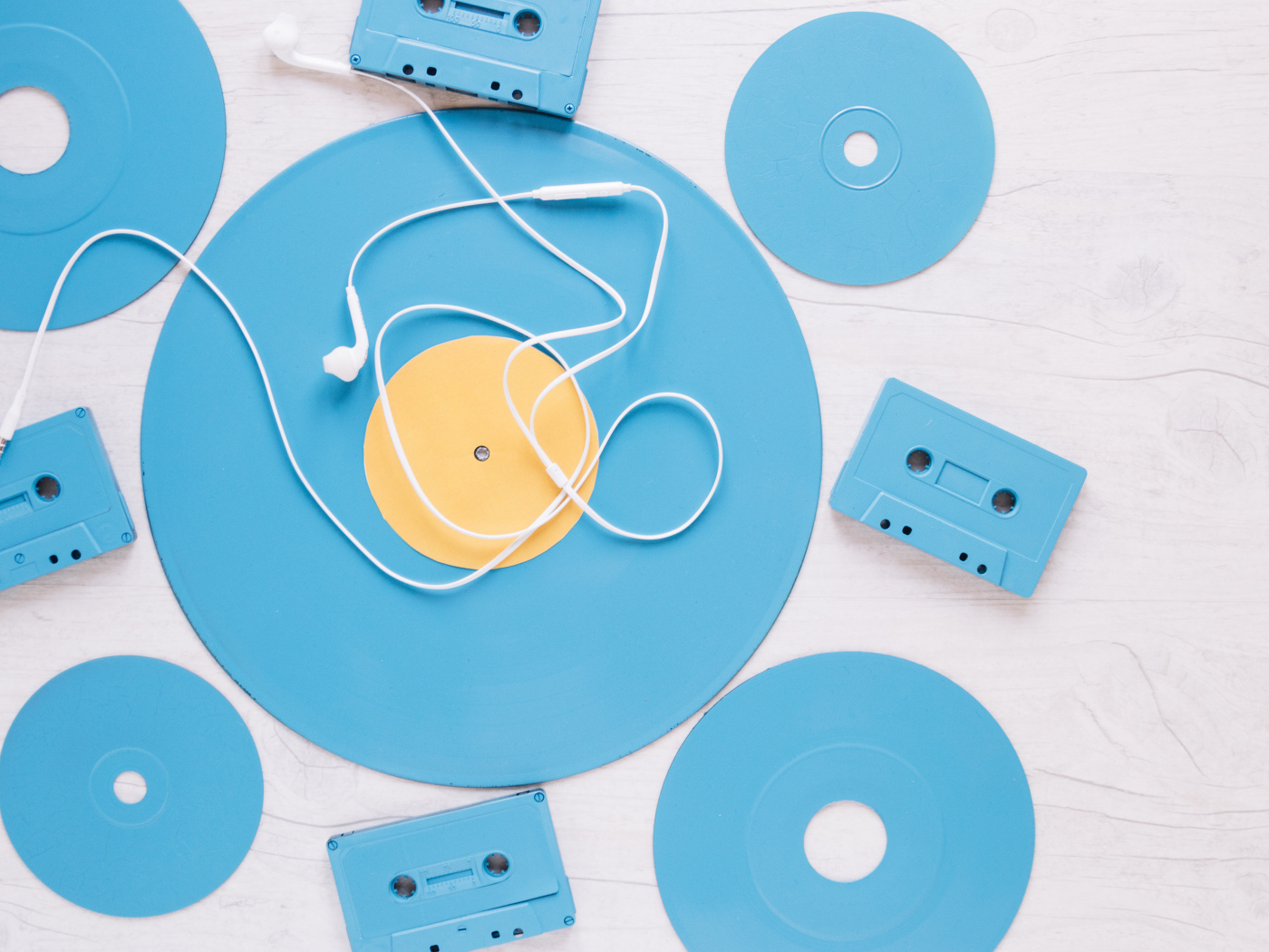 Голубые пластинки и кассеты на белом фоне