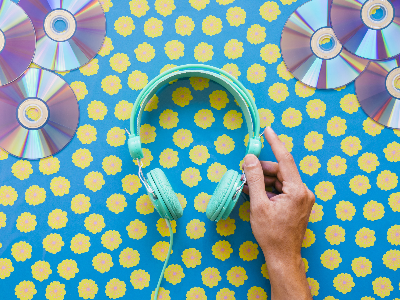 Наушники и диски на цветочном фоне