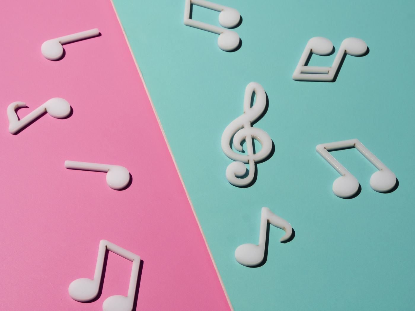 Розовый и голубой фон с нотами
