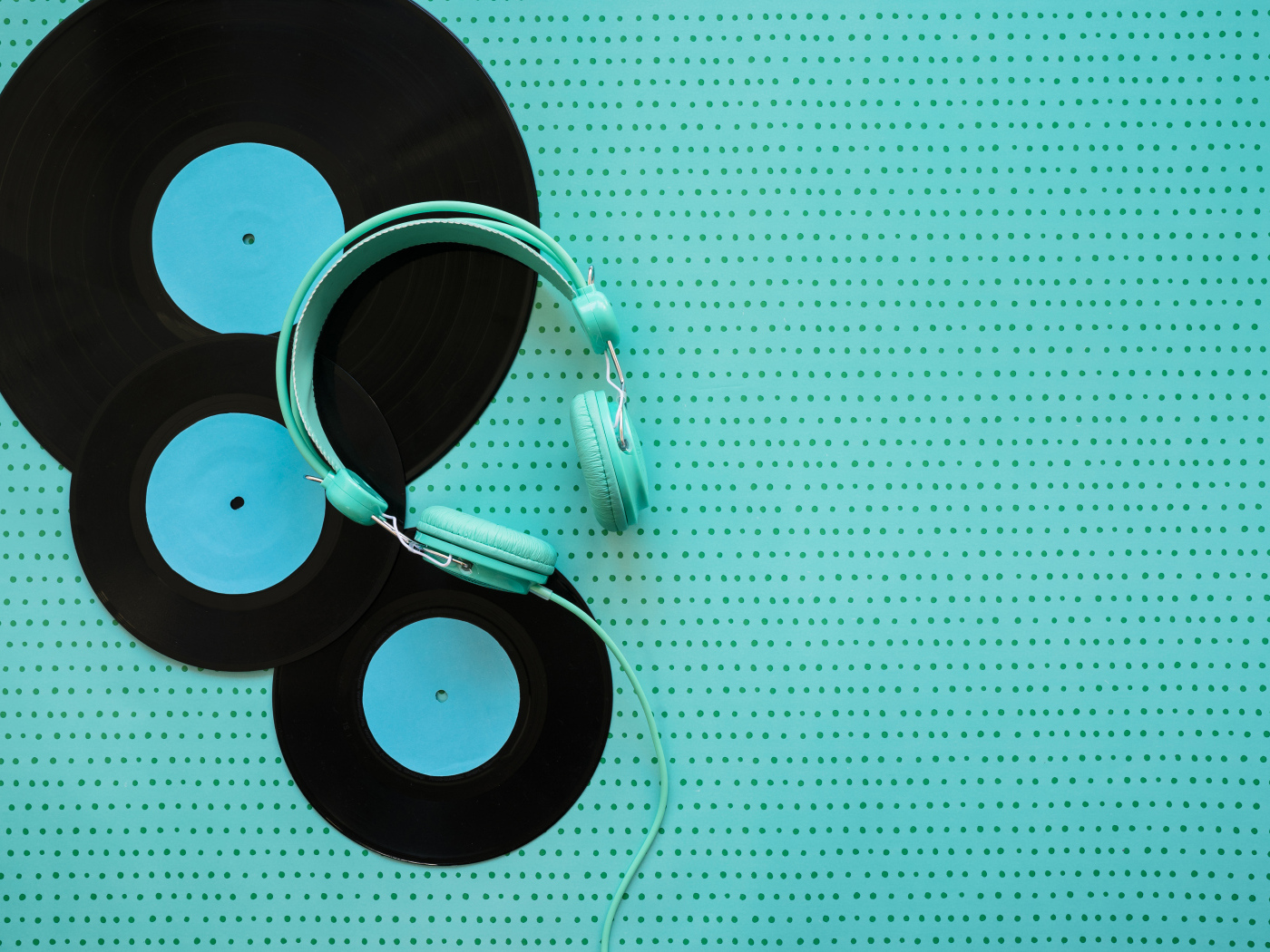 Пластинки и наушники на голубом фоне