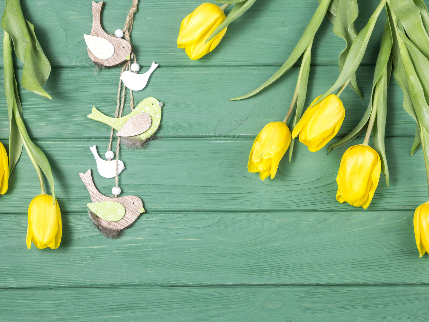 Букет желтых тюльпанов с птичками на зеленом столе
