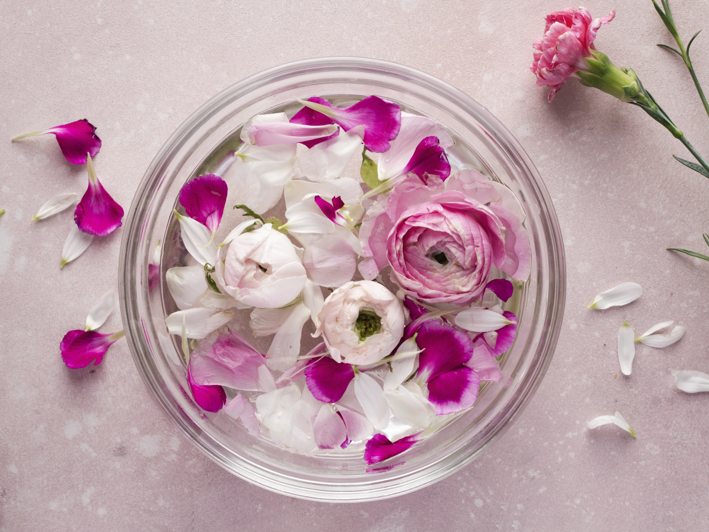 Стеклянный сосуд с оборванными цветами розы и лютика