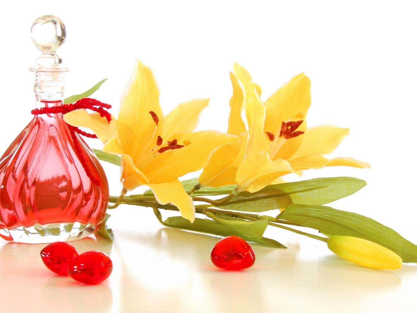 Желтые лилии на белом фоне с духами