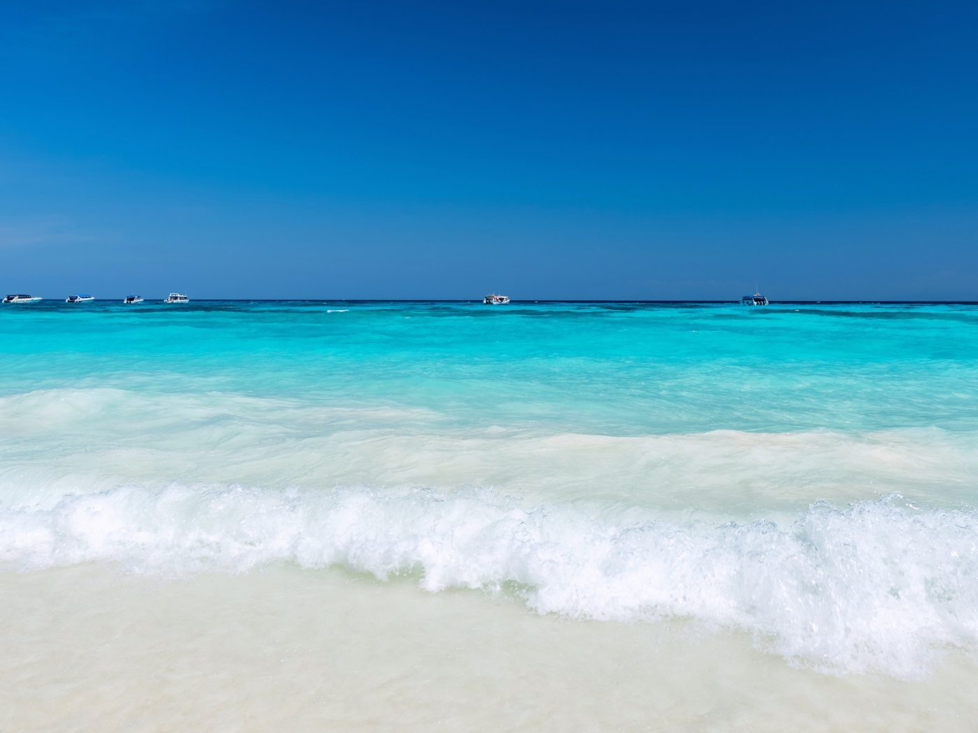 Бирюзовый океан с белыми волнами