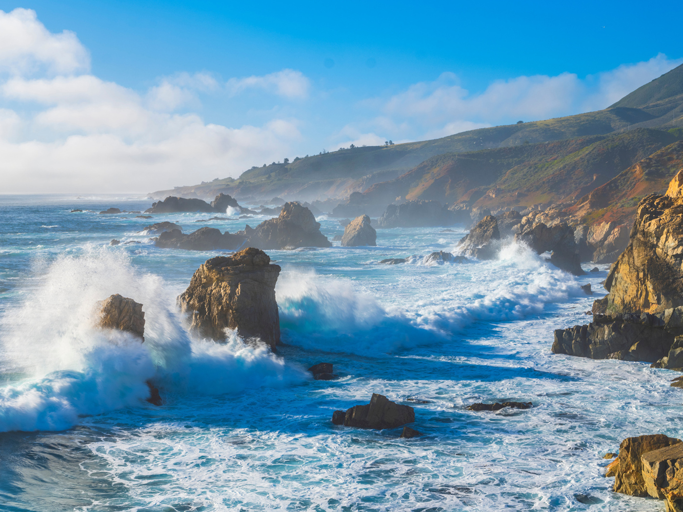 Белые бушующие волны бьются о камни 