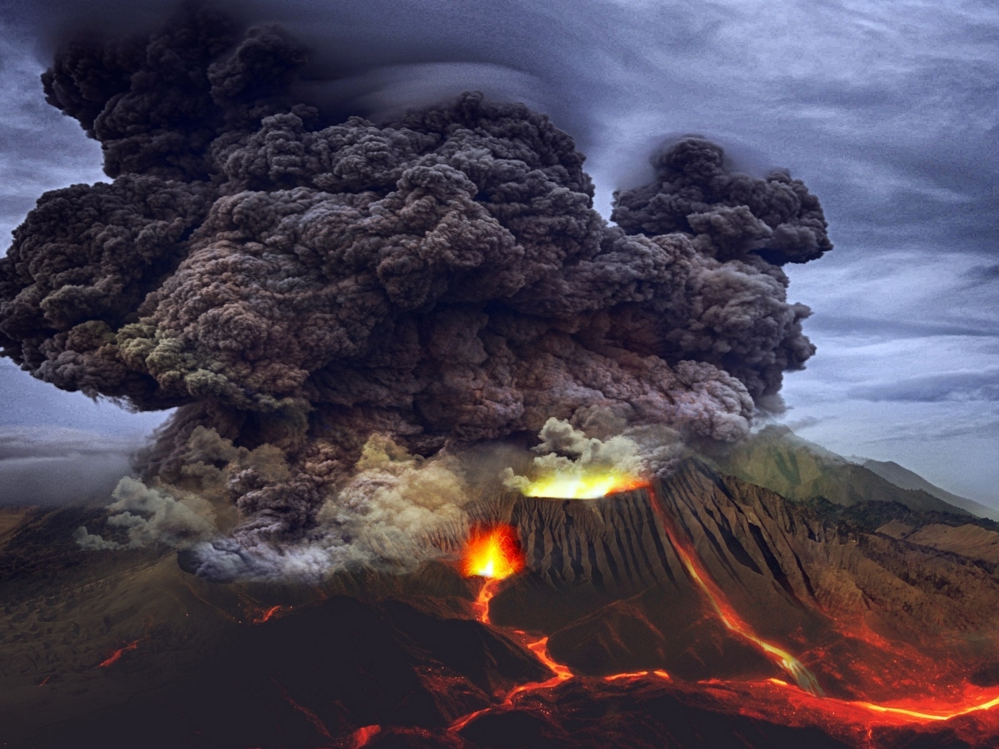 Страшный черный дым над извергающимся вулканом