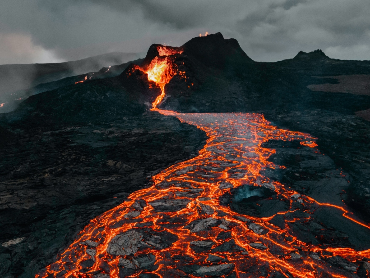 Вулканическая раскаленная лава стекает по склону