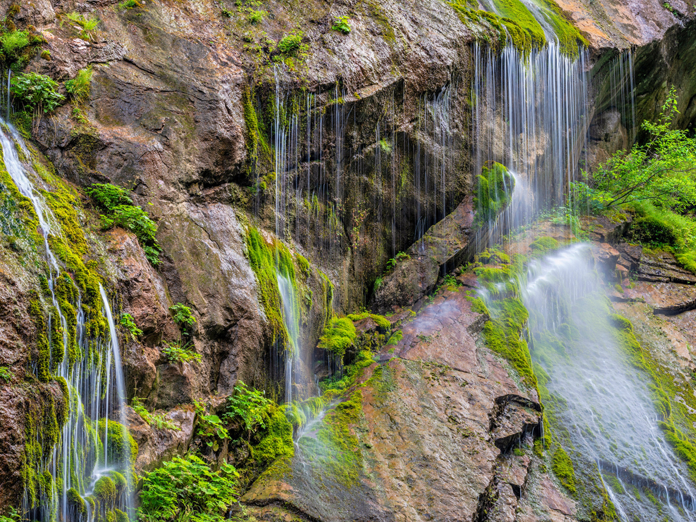 Водопад стекает по большим холодным камнях