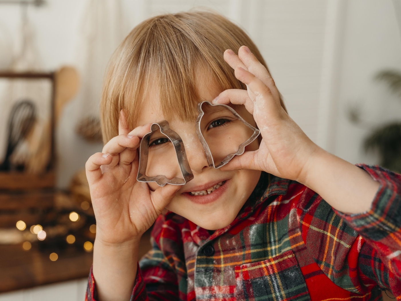 Ребенок с формочками для печенья в руках