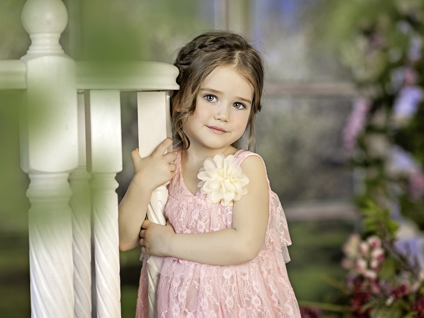 Милая маленькая девочка в розовом платье