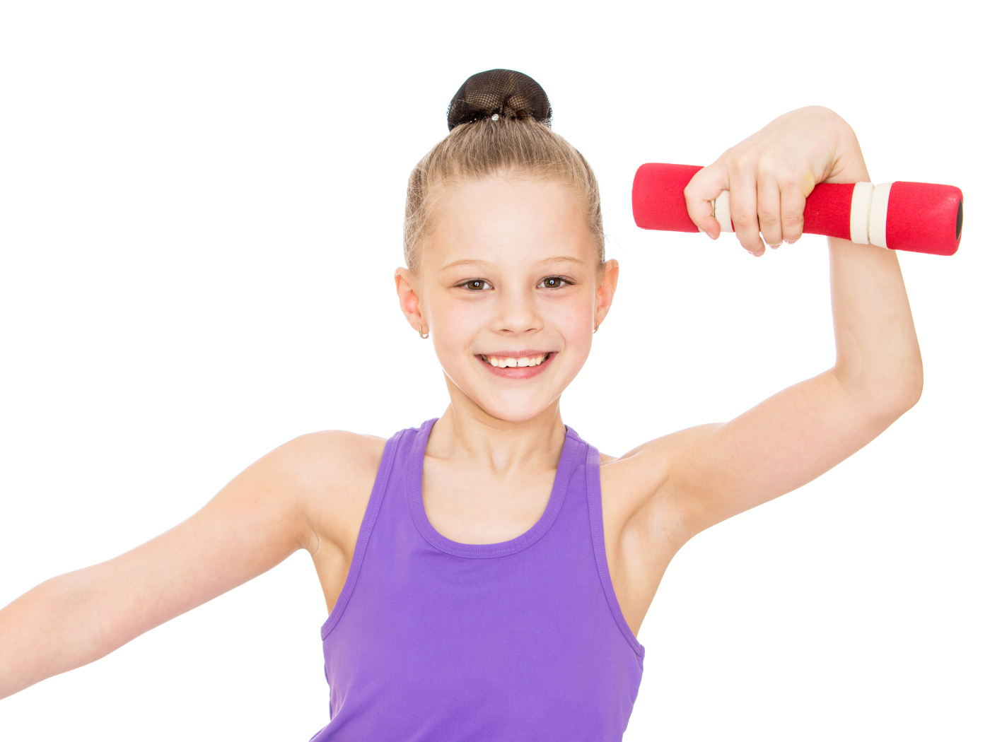 Улыбающаяся девочка гимнастка на белом фоне