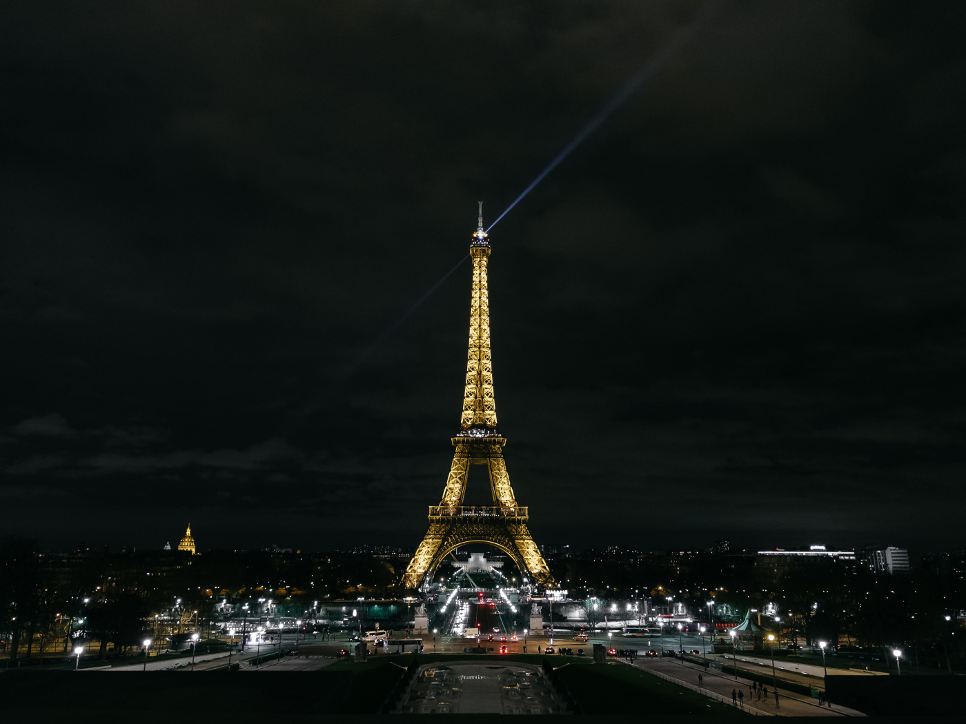 Высокая Эйфелева башня светит огнями ночью, Франция