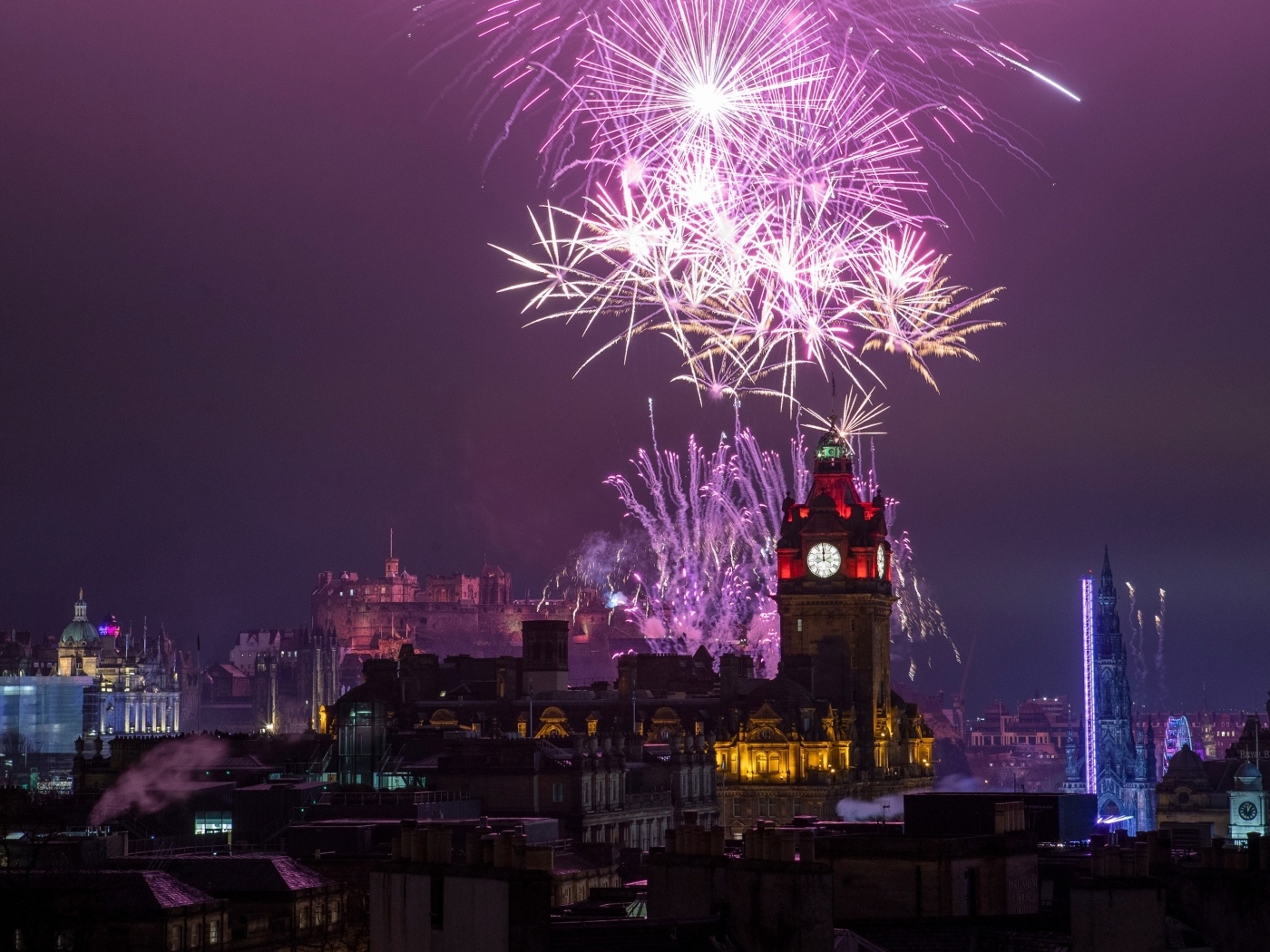 Праздничный салют над городом ночью, Шотландия