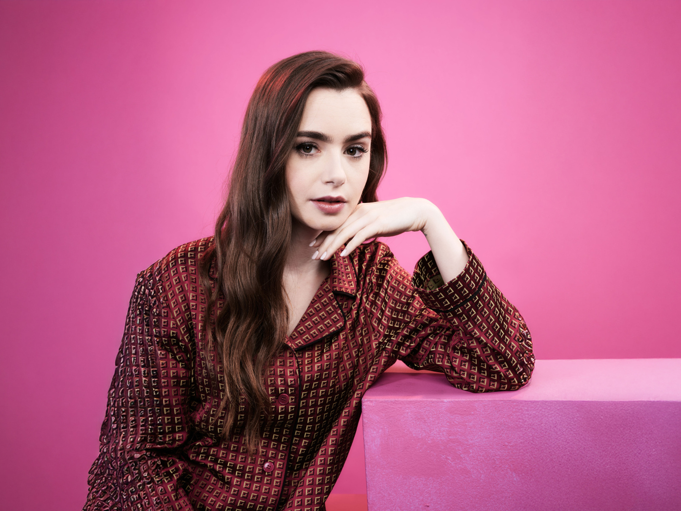 Актриса Лили Коллинз в пижаме в розовой комнате