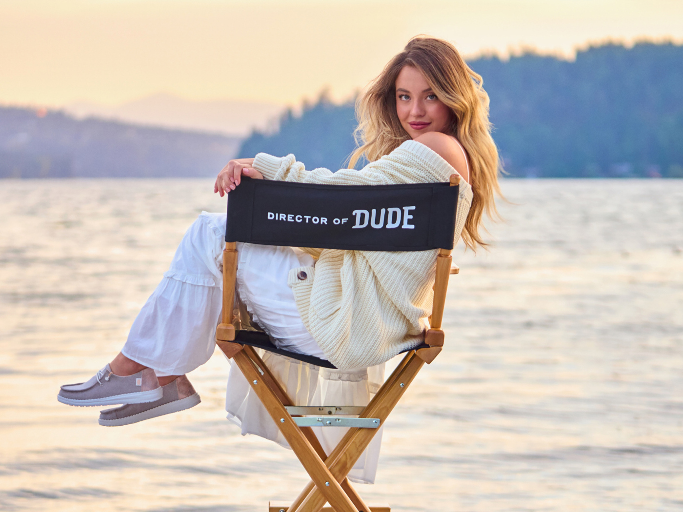 Актриса Сидни Суини сидит на стуле у озера