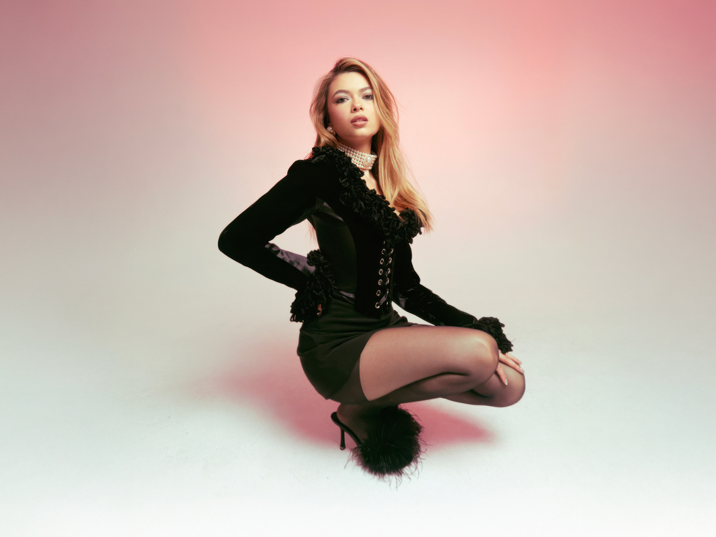 Американская актриса Никки Хан в черном костюме